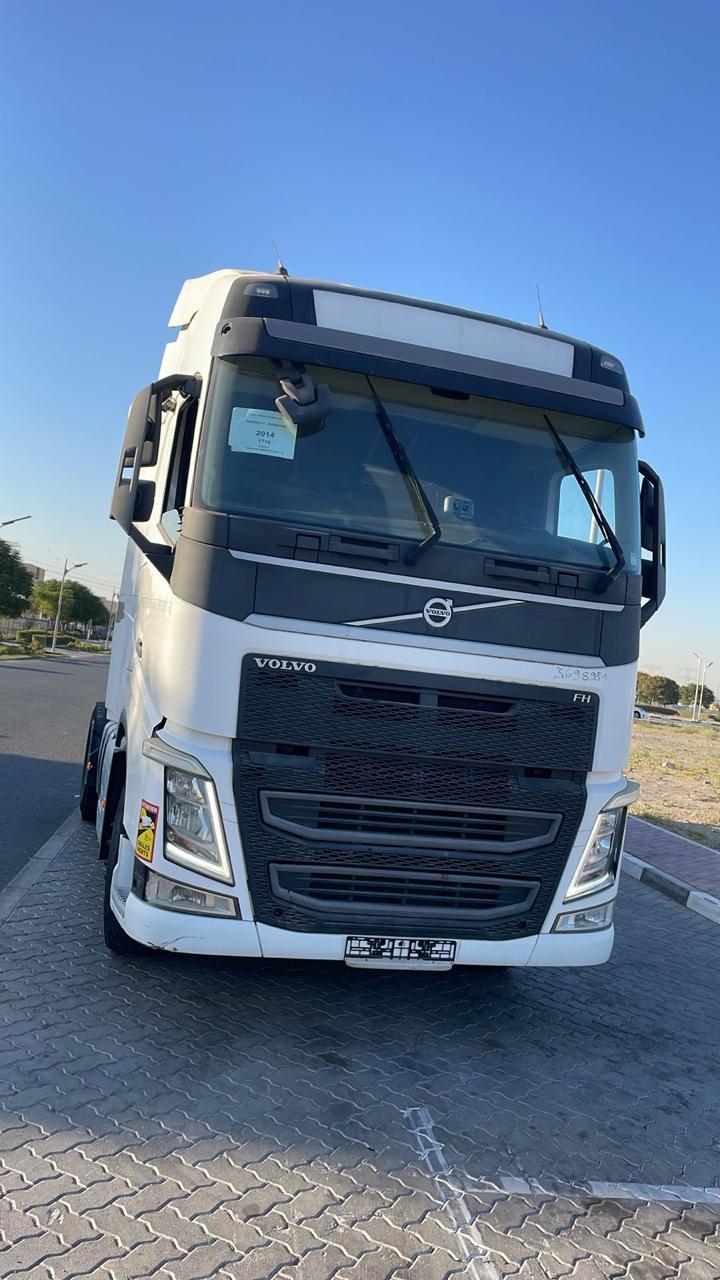 Volvo FH tractor front view